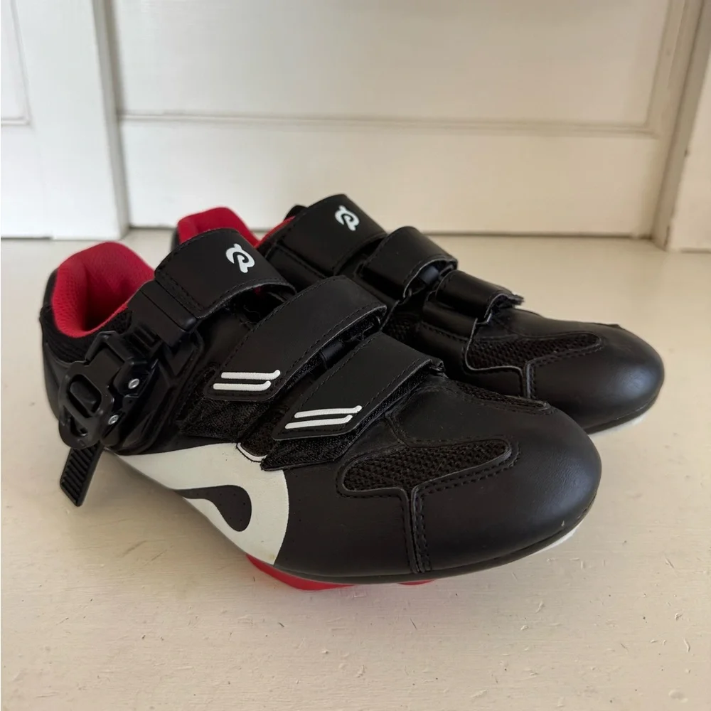 Peloton women’s cycling shoes size 38 (their US7).‎